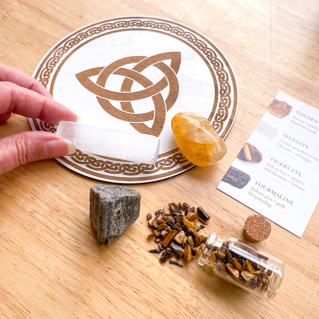 SET - Triquetta crystal grid wooden with crystals