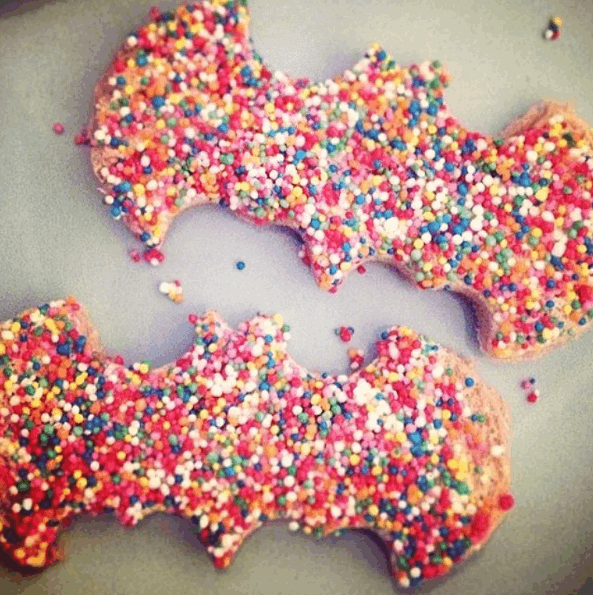 Batman symbol cookie cutter - Six Things - 2