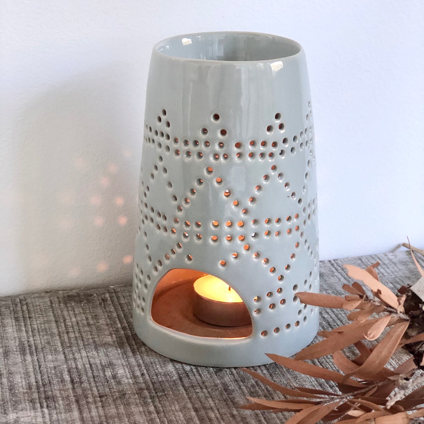 Oil burner tea light candle holder