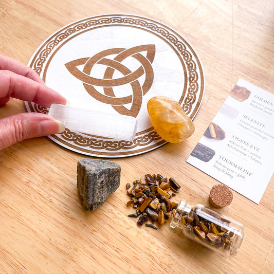 SET - Triquetta crystal grid wooden with crystals