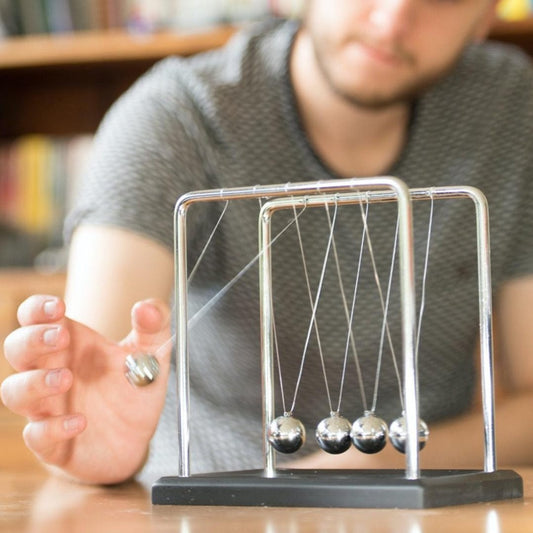 Newtons cradle desk novelty moving statue