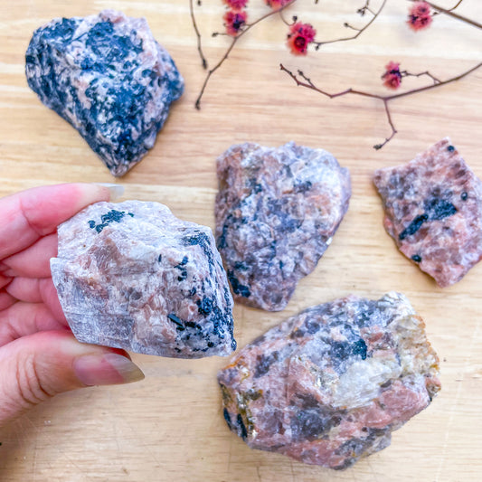 Unicorn stone / pegmatite crystal raw stone